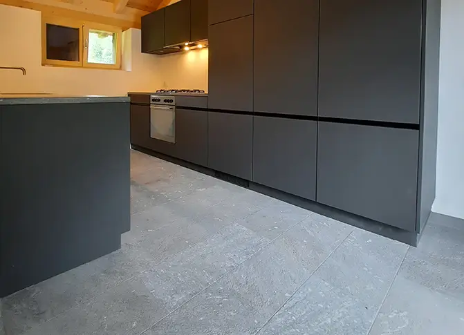 Bodenplatten für Wohnzimmer und Küche: Robust und pflegeleicht