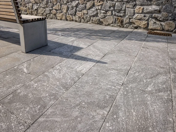 Bodenplatten in der Fussgängerzone Bodmerstrasse Chur aus San Bernardino Silber gestrahlt – Referenzprojekt Toscano AG Naturstein, Andeer Graubünden