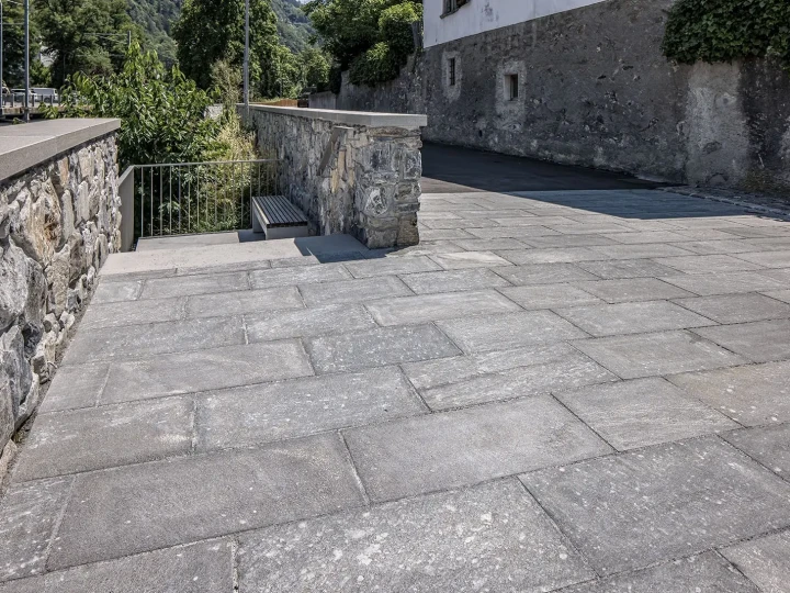 Bodenplatten San Bernardino Silber gestrahlt, Bodmerstrasse Chur – hellgrau-silbriger Hellglimmergneis als Strassenbelag
