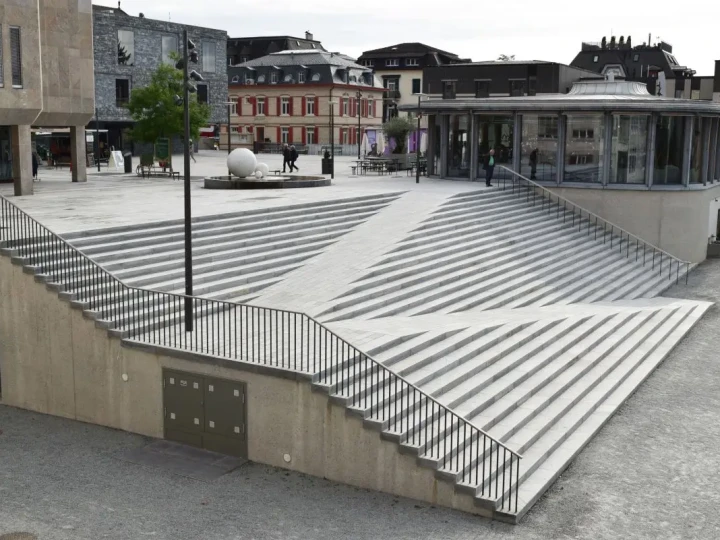 toscano-natrustein-san-bernardino-silber-gestrahlt-geflammt-gespalten-referenz-dorfplatz-meilen-3-web.webp