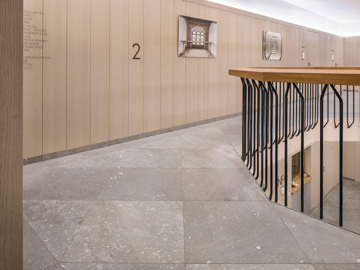 Natursteinboden aus San Berardino Silber geschliffen in der Galerie mit Bilder in der Gemeindeverwaltung Meilen Zürich.