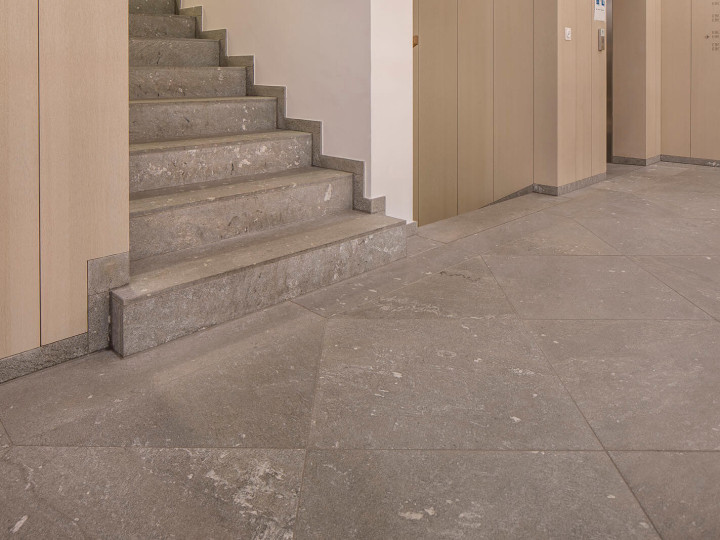 Natursteinboden und Treppe aus San Berardino Silber geschliffen in der Gemeindeverwaltung Meilen Zürich.