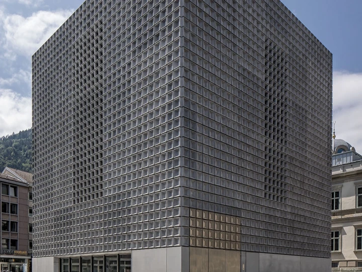 Kunstmuseum Chur mit Platzpflästerung aus San Bernardino Silber, gestrahlt, im Vordergrund der Strasse.