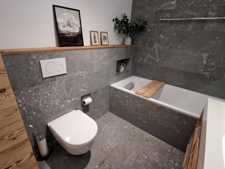 Badewanne mit Wandverkleidung aus satiniertem San Bernardino Silber in einem Privathaus in Brigels