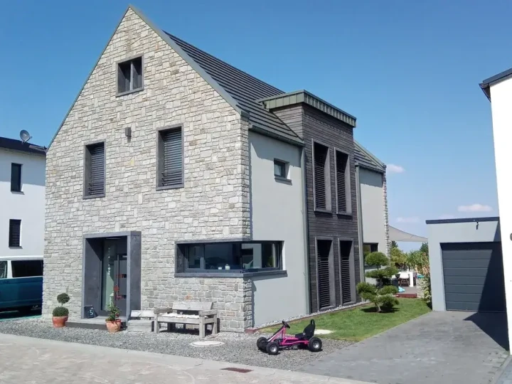Strassenansicht eines Einfamilienhauses in Deutschland mit Mauersteinen aus gespaltenem San Bernardino Silber