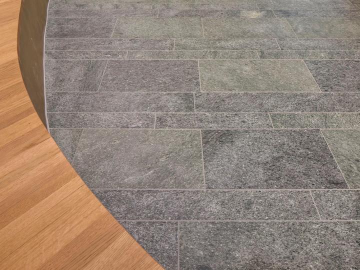 Natursteinboden Andeer Granit diamantgesägt kombiniert mit Holz im Wohnheim Solina in Spiez.