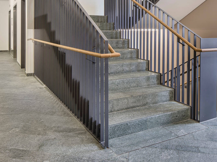 Natursteinboden und Treppen mit Andeer Granit diamantgesägt im Wohnheim Solina in Spiez.