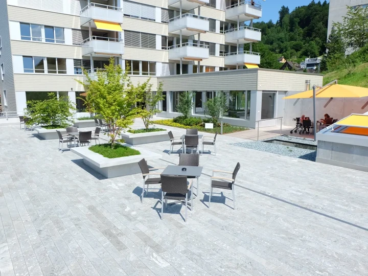 Terrassenplatten San Bernardino Silber gestrahlt mit Sitzbereich für Bewohner, Spitexzentrum Ebikon.