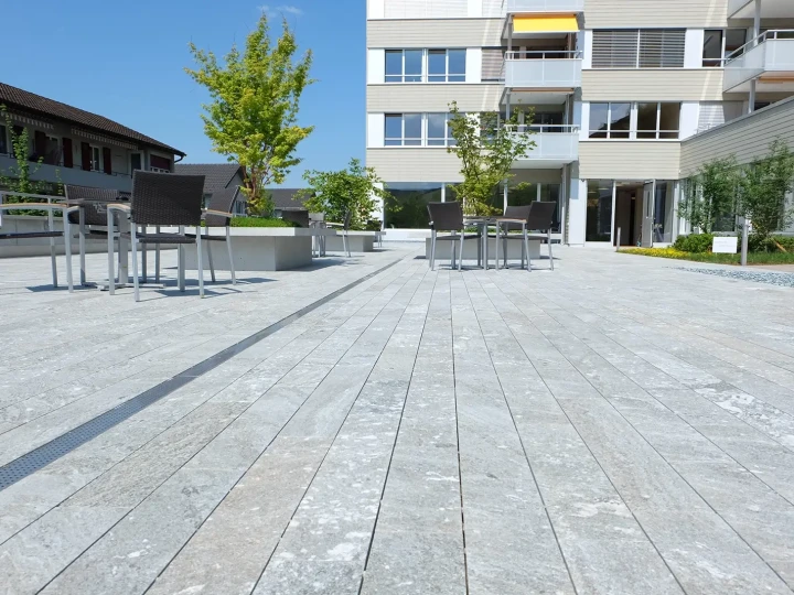 Terrassenplatten San Bernardino Silber gestrahlt mit Entwässerungsrinne, Spitexzentrum Ebikon.